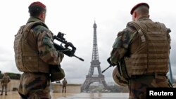 Des parachutistes de l'armée française patrouillant près de la tour Eiffel à Paris, le 30 mars 2016 (Reuters/Philippe Wojazer)