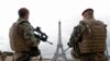 Des membres de l'armée française patrouillent dans les rues de Paris, le 30 mars 2016.