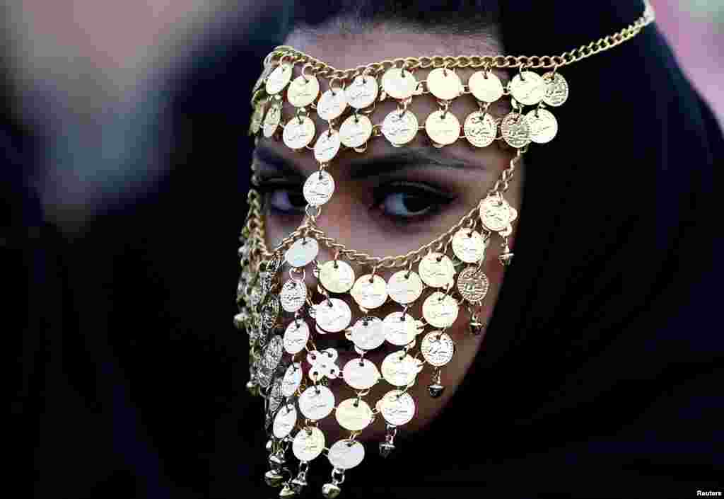 Seorang perempuan menghadiri Festival Budaya di pinggiran Riyadh, Arab Saudi.