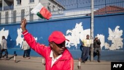 Un porte-parole de l'opposition brandit le drapeau de Madagascar lors d'une manifestation antigouvernementale à Antananarivo, le 30 avril 2018.