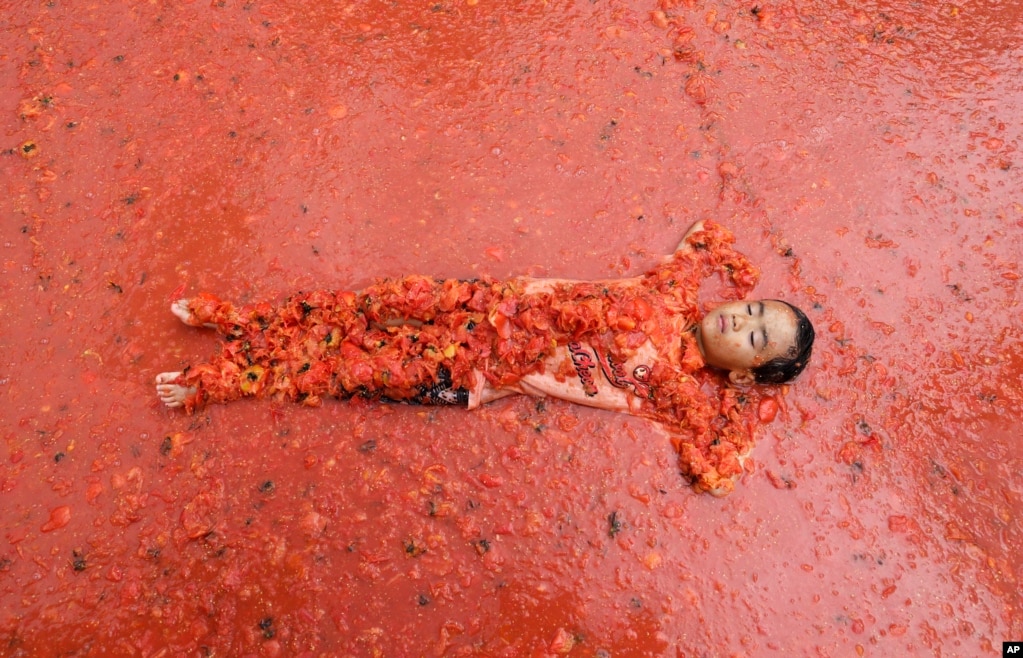 8月4日到8月7日是韓國番茄節，一個男孩躺在番茄池裏（2017年8月5日）