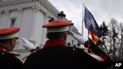 MAkedonski vojnici salutiraju zastavi NATO ispred parlamenta u Skoplju, Foto: AP Photo/Dragan Perkovksi