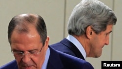 Ngoại trưởng Mỹ John Kerry (phải) và Ngoại trưởng Nga Sergei Lavrov tại hội nghị NATO ở ở Brussels 4/23/13