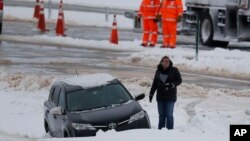 El servicio encargado de los caminos interestatales de cuota en 11 condados de Illinois, dijo que tenía 185 máquinas quitanieves listas y 84.000 toneladas de sal almacenadas para todo el invierno.