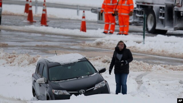 El servicio encargado de los caminos interestatales de cuota en 11 condados de Illinois, dijo que tenía 185 máquinas quitanieves listas y 84.000 toneladas de sal almacenadas para todo el invierno.