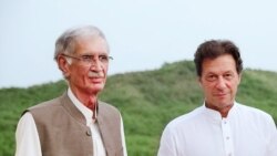 پرویز خټک د وزیراعظم عمران خان سره په یو پخواني تصویر کې ولاړ لیدل کیږي