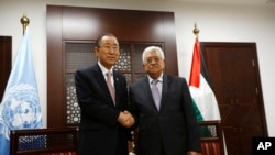 El presidente palestino, Mahmoud Abbas (derecha) estrecha la mano del secretario general de la ONU, Ban Ki-moon, en Ramallah, Cisjordania, el miércoles, 21 de octubre de 2015.
