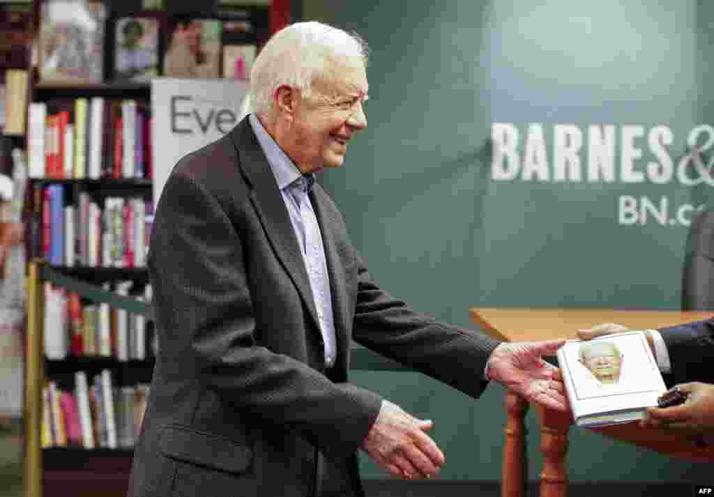 Jimmy Carter arrive pour signer son nouveau livre « A Full Life: Reflections at Ninety » à NY le 7 juillet 2015. (Photo KENA BETANCUR / AFP