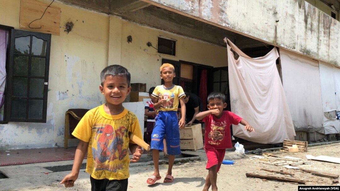 Anak-anak pengungsi etnis Muslim-Rohingya yang tinggal di kamp pengungsian di Medan, Sumatra Utara, Senin, 17 Juni 2019. (Foto: Anugrah Andriansyah/VOA)