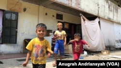 Anak-anak pengungsi etnis Muslim-Rohingya yang tinggal di kamp pengungsian di Medan, Sumatra Utara, Senin, 17 Juni 2019. (Foto: Anugrah Andriansyah/VOA)