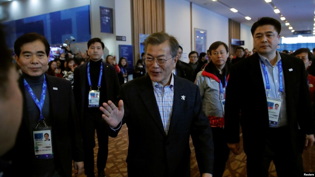 Presiden Korea Selatan Moon Jae-in (tengah) mengunjungi Main Press Center (MPC), tempat awak media bekerja melaporkan Olimpiade Musim Dingin, di resor Alpensia, Pyeongchang, Korea Selatan, 17 Februari 2018. 