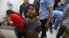 Палестинські поранені у Газі внаслідок авіаудару Ізраїлю в операції проти бойовиків ХАМАСу. 3 грудня 2023. REUTERS/Ibraheem Abu Mustafa