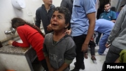 Палестинські поранені у Газі внаслідок авіаудару Ізраїлю в операції проти бойовиків ХАМАСу. 3 грудня 2023. REUTERS/Ibraheem Abu Mustafa
