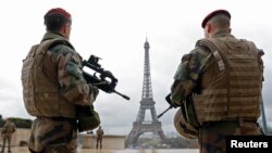 Pasukan keamanan Perancis melakukan patroli di dekat menara Eiffel di Paris (foto: dok). 