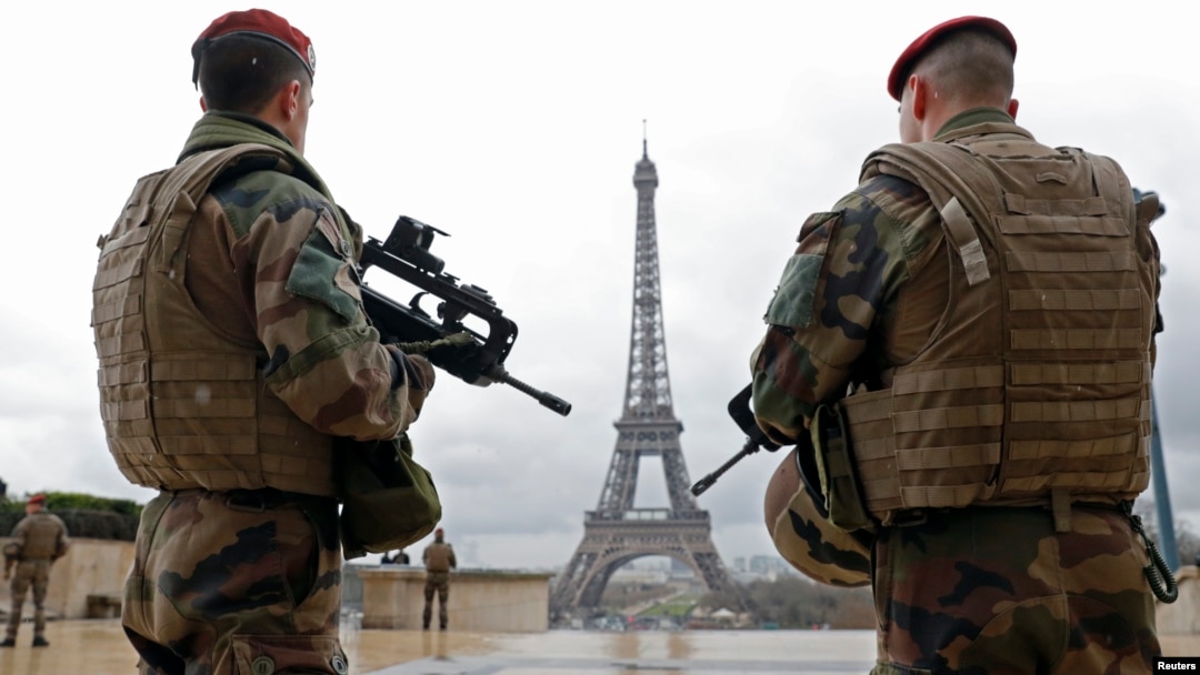 Polisi khusus Perancis melakukan pengamanan di sekitar Menara Eiffel di Paris (foto: ilustrasi). 