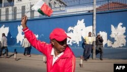 Un militant de l'opposition brandit le drapeau malgache lors d'une manifestation antigouvernementale à Antananarivo, Madagascar, le 30 avril 2018.