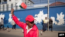 Un porte-parole de l'opposition brandit le drapeau de Madagascar lors d'une manifestation antigouvernementale à Antananarivo, Madagascar, le 30 avril 2018.