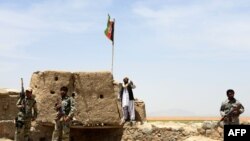 Pasukan penjaga perbatasan Afghanistan berjaga-jaga saat pertempuran terjadi antara pasukan perbatasan Pakistan dan Afghanistan dekat Durand di Spin Boldak, bagian selatan provinsi Kandahar, 5 Mei 2017.