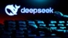 DeepSeek标识与一双放在键盘上的机械手