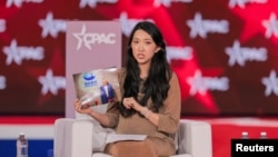 资料照片：金明日牧师的女儿金婷雅出席在美国德克萨斯州举行的2026年美国保守派政治行动会议(CPAC)时，出示金明日在锡安教会拍摄的照片。(2026年3月27日)