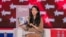 资料照片：金明日牧师的女儿金婷雅出席在美国德克萨斯州举行的2026年美国保守派政治行动会议(CPAC)时，出示金明日在锡安教会拍摄的照片。(2026年3月27日)