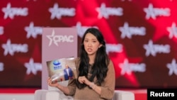 资料照片：金明日牧师的女儿金婷雅出席在美国德克萨斯州举行的2026年美国保守派政治行动会议(CPAC)时，出示金明日在锡安教会拍摄的照片。(2026年3月27日)
