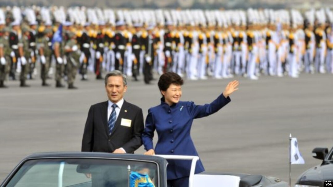 Tổng thống Nam Triều Tiên Park Geun-hye vẫy chào trong cuộc duyệt binh qui mô lớn tại Seoul để mừng lễ kỷ niệm ngày thành lập quân đội, 1/10/2013.
