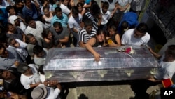 Funeral en Montecristi, Ecuador mientras la cifra de víctimas mortales del terremoto del sábado por la noche ha aumentado a 525.