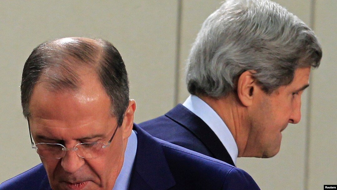 Ngoại trưởng Mỹ John Kerry (phải) và Ngoại trưởng Nga Sergei Lavrov tại hội nghị NATO ở ở Brussels 4/23/13
