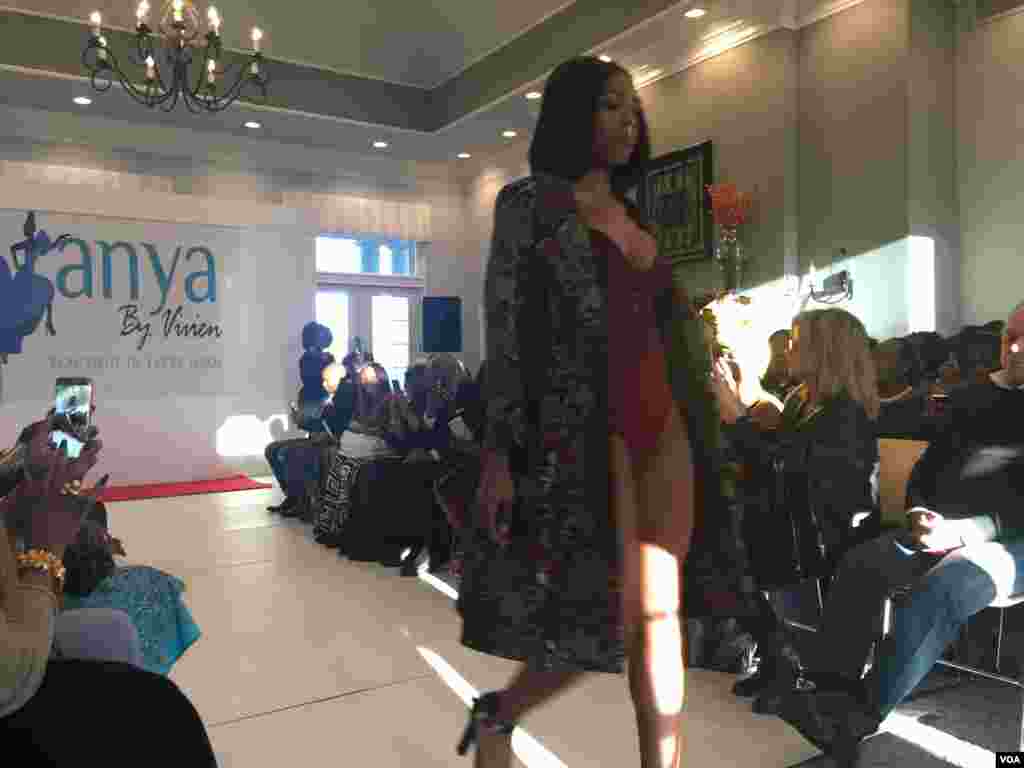 Desfile de moda da marca da estilista nigeriana Vivien Agbakoba, a Anya by Vivien