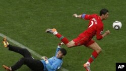 Cristiano Ronaldo akimruka kipa wa Korea kaskazini na kupachika bao la 7.