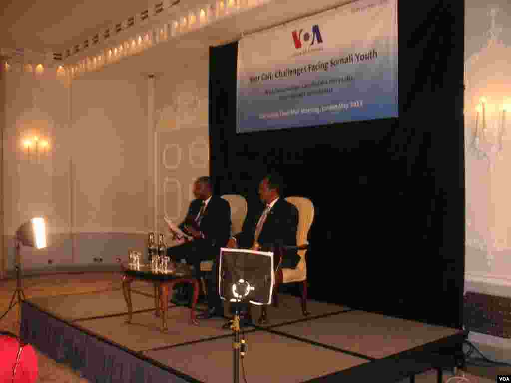 Madaxweyne Xasan Shiikh oo marti ku ah barnaamijka dhalinyarada ee "Waa Go'aankaaga"&nbsp; iyo Haruun Macruuf oo ka tirsan VOA oo Barnaamijka Daadihinaya.