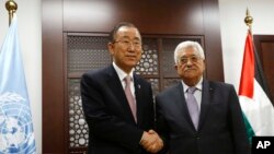 Sekjen PBB Ban Ki-moon (kiri) berjabat tangan dengan Presiden Palestina
Mahmoud Abbas di Ramallah (21/10).