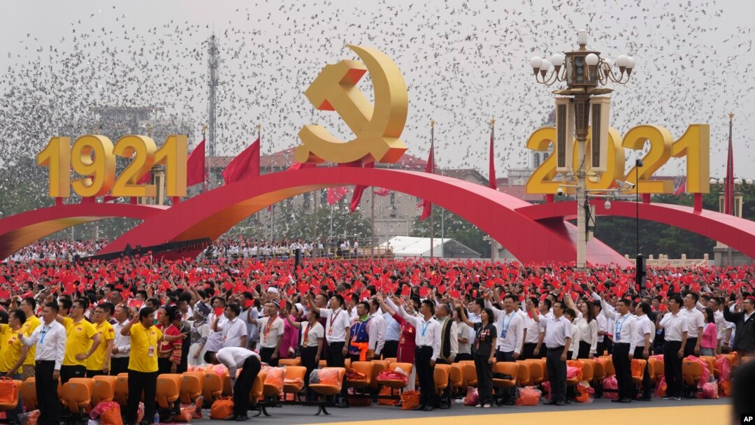 Ljudi mašu kineskim zastavama tokom ceremonije na Tjenanmenu povodom obilježavanja 100. godišnjice osnivanja vladajuće Komunističke partije Kine, u Pekingu, 1. jula 2021. (Foto: AP, Ng Han Guan)