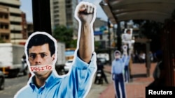 Figuras en cartón del líder opositor Leopoldo López durante una manifestación en apoyo a su liberación.