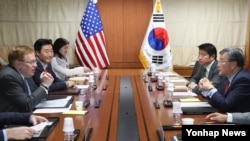 14일 한국 외교부 청사에서 열린 제2차 북한인권협의체 회의에서 미한 수석대표인 미국 로버트 킹 북한인권특사(왼쪽)와 김용현 한국 외교부 평화외교기획단장이 회의를 진행하고 있다.