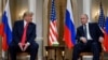 Presiden Rusia Vladimir Putin (kanan) dan Presiden AS Donald Trump berfoto sebelum pertemuan di Helsinki, pada 16 Juli 2018. (Foto: AFP)