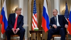 Presiden Rusia Vladimir Putin (kanan) dan Presiden AS Donald Trump berfoto sebelum pertemuan di Helsinki, pada 16 Juli 2018. (Foto: AFP)