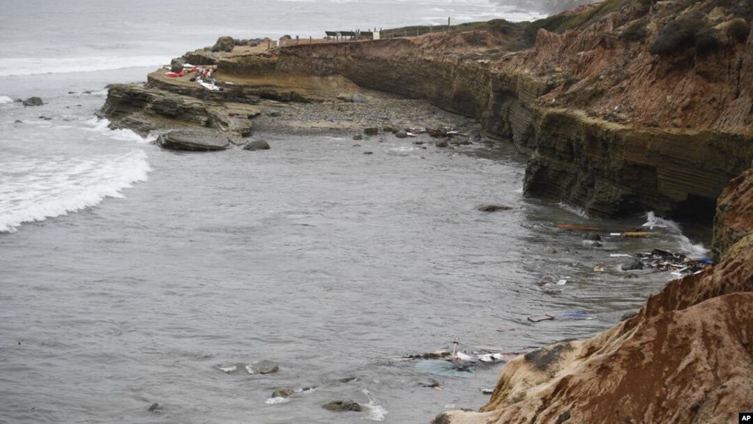 Puing-puing kapal yang terbalik dan terbawa ombak ke pantai di Cabrillo National Monument, tak jauh dari lokasi kapal terbalik di lepas pantai San Diego, Minggu, 2 Mei 2021.