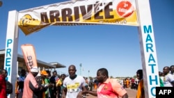 Des coureurs participent au premier marathon de l'histoire du Niger, près de la ville d'Agadez, le 29 décembre 2019. 