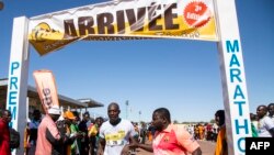 Des coureurs participent au premier marathon de l'histoire du Niger, près de la ville d'Agadez, le 29 décembre 2019.