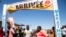 Des coureurs participent au premier marathon de l'histoire du Niger, près de la ville d'Agadez, le 29 décembre 2019. 