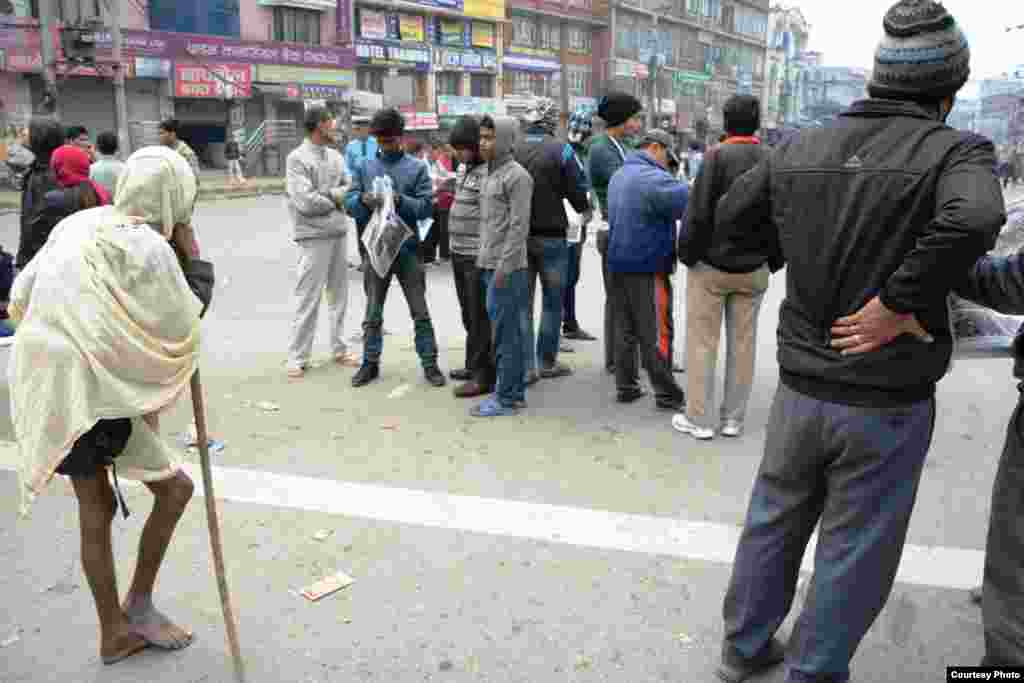 在户外呆了一宿的居民