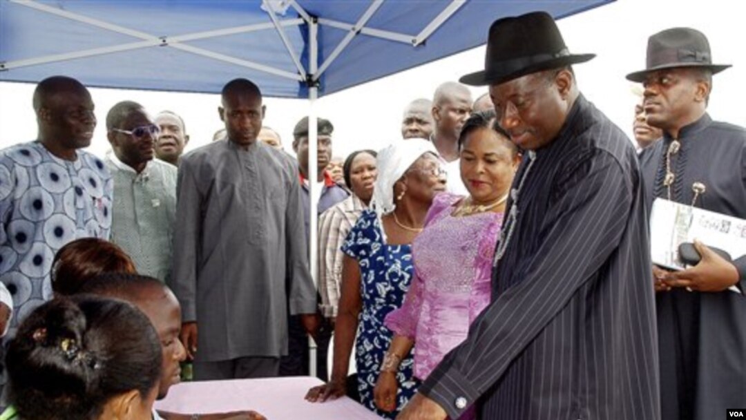 Presiden Nigeria Goodluck Jonathan datang untuk mencoblos, Sabtu (16/4) di Otuoke.