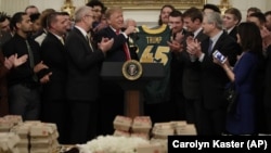 Presiden Donald Trump menyambut juara Sepakbola Amerika Tingkat Perguruan Tinggi untuk tahun 2018, The North Dakota State Bison, di ruang makan kenegaraan di Gedung Putih, Washington, D.C., Senin, 4 Maret 2019 (foto: AP Photo/Carolyn Kaster)