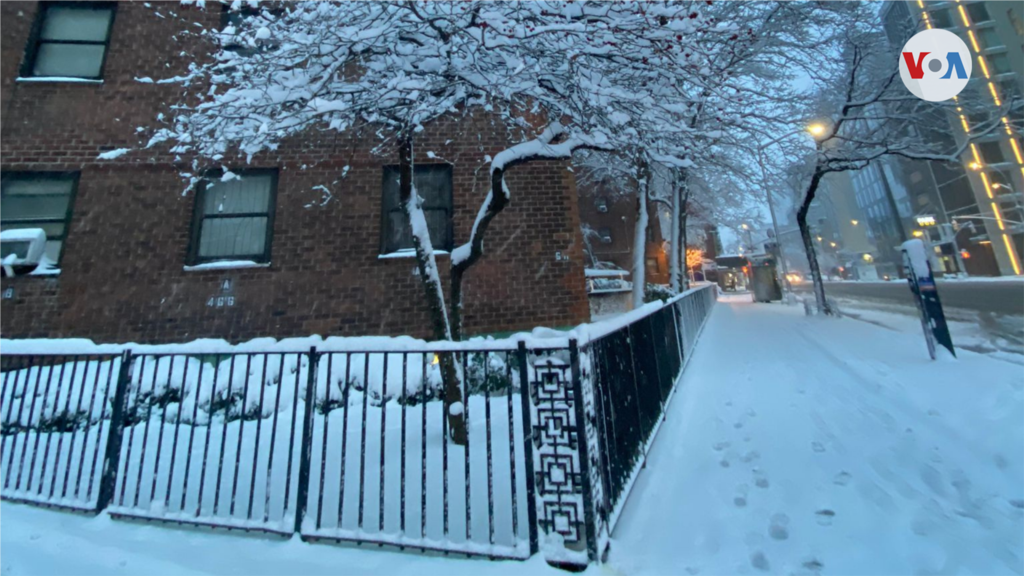 Durante la mañana de este jueves se han registrado entre tres y cinco pulgadas de nieve en algunas zonas de NY.