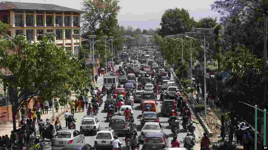 Embouteillage à Katmandou après un tremblement de terre qui a frappé le Népal mardi 12 mai 2015.