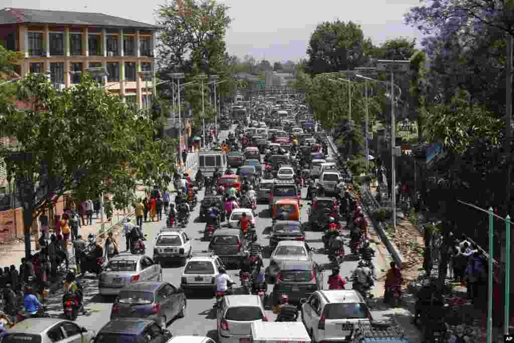Lalu lintas berhenti setelah gempa kuat kedua terjadi dekat Kathmandu kurang dari tiga minggu, 12 Mei 2015.