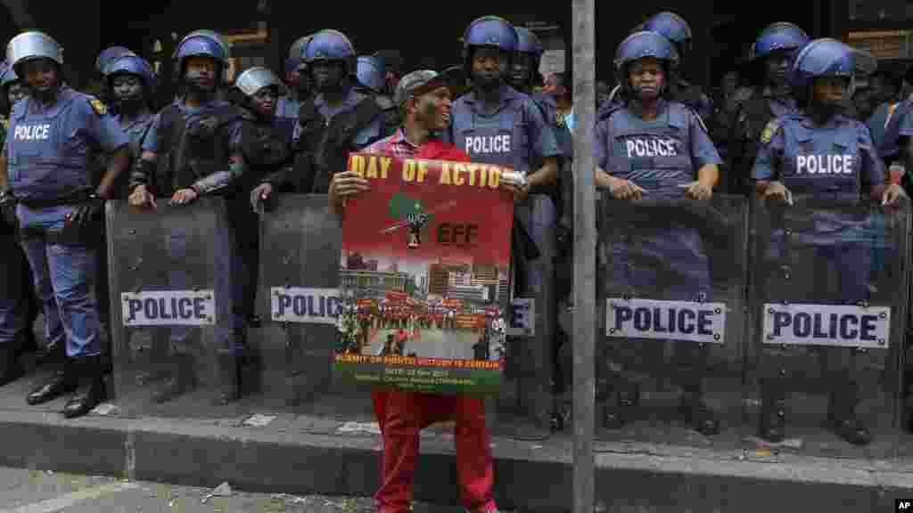 La police garde l&#39;entrée le cour de Justice de Pretoria, en Afrique du Sud, le 2 novembre 2016.