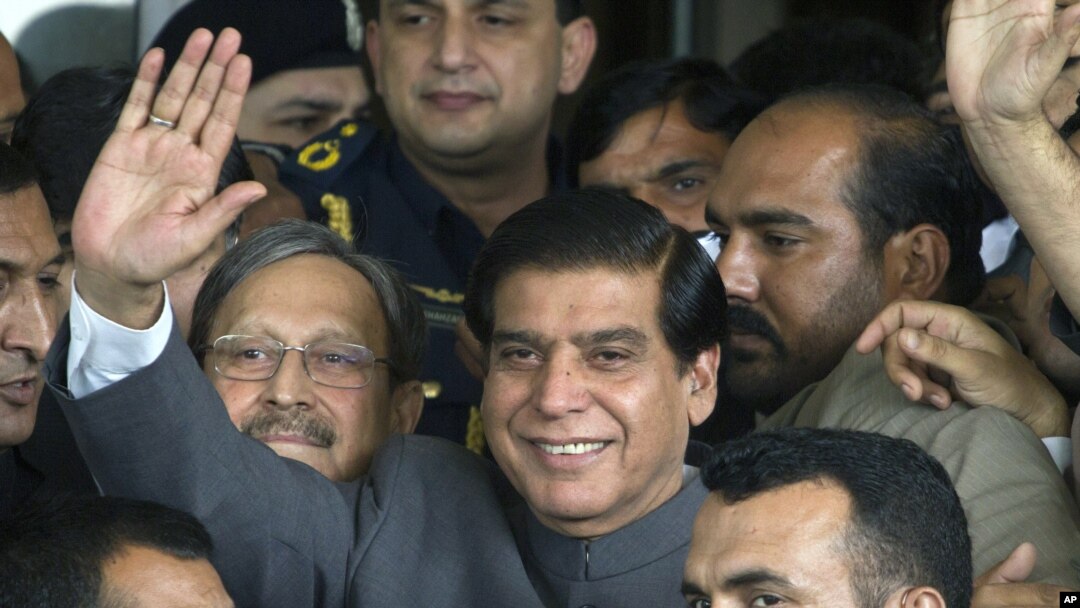 Pakistan's Prime Minister Raja Pervaiz Ashraf waves upon arriving at the Supreme Court for a hearing where he will submit his reply regarding the court's order to reopen an old corruption case against the country's president, in Islamabad, Pakistan, Sept.